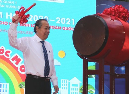 Phó Thủ tướng dự khai giảng năm học mới và phát động 'Tháng cao điểm ATGT cho học sinh đến trường' - ảnh 1